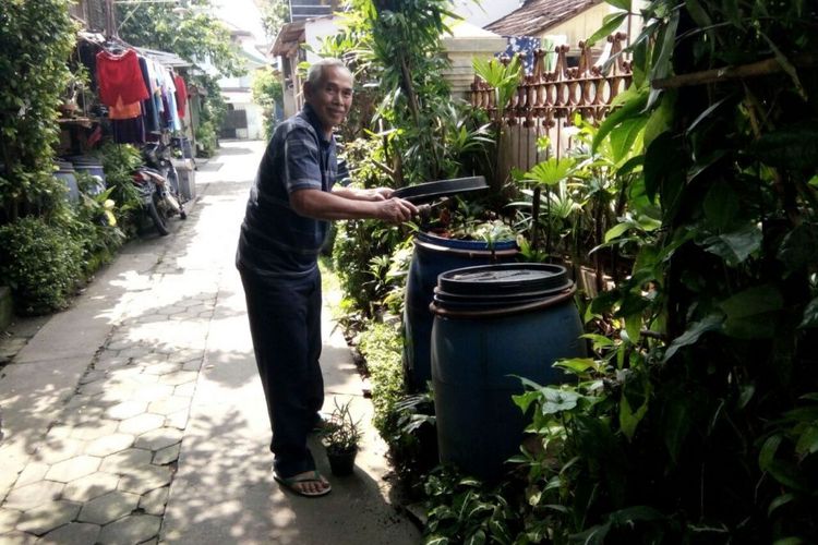 harjanto-merawat-tanaman-obat-dengan-pupuk-kompos_20180314_090936.jpg