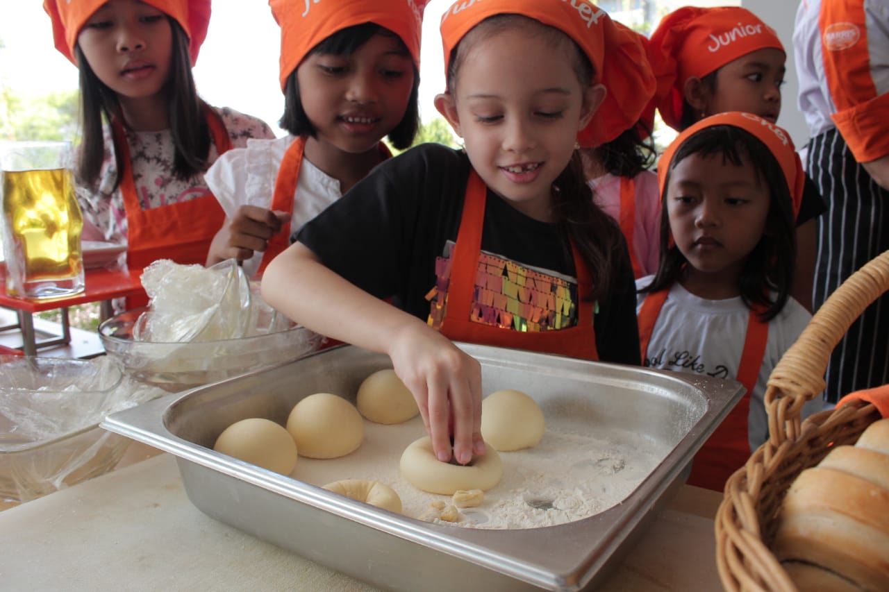 harris-hotel-solo-ajak-anak-anak-belajar-bikin-kue-donat-lewat-kids-cooking-class.jpg