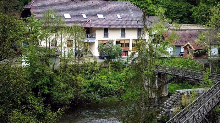 hotel-lokasi-temuan-tiga-mayat-yang-tertancap-panah-di-passau-bavaria-jerman.jpg
