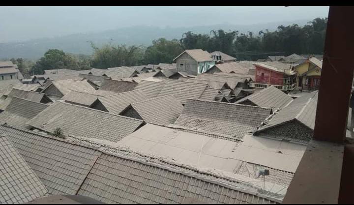 hujan-abu-kondisi-di-desa-sengi-kecamatan-dukun.jpg
