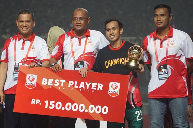 ichsan-pratama-meraih-gelar-pemain-terbaik-kompetisi-liga-2-2018.jpg