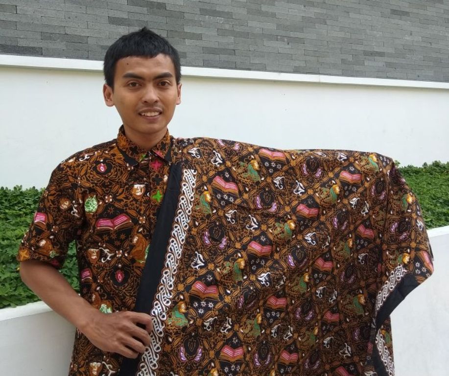 ihsan-memamerkan-batik-buatannya-yang-bertemakan-pendidikan_20180502_210321.jpg
