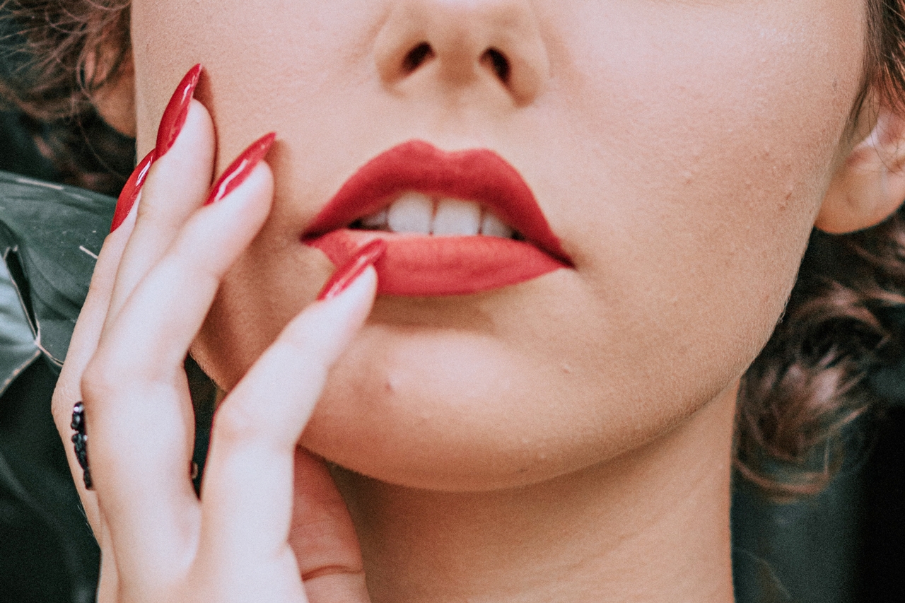 4 Tips Make Up agar Lipstik Tak Menempel pada Masker