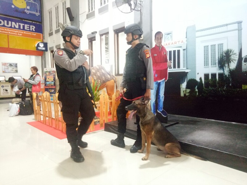jaga-posko-lebaran-kai-daop-6-yogyakarta-kerahkan-anjing-pelacak.jpg