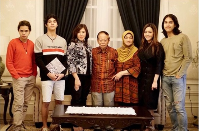 jarang-terekspos-al-el-dan-dul-foto-bareng-kakek-neneknya_20180509_191621.jpg