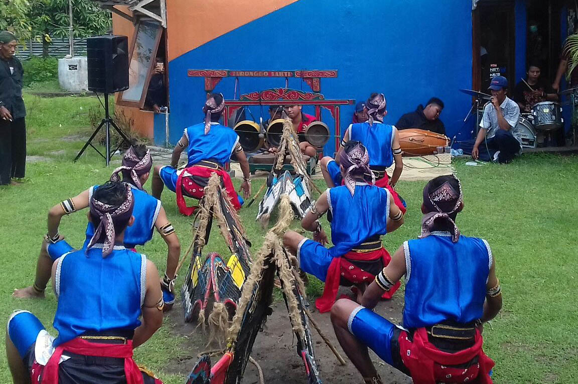 jatilan-ngamen-melakukan-aksinya-di-pasar-sadeyan-rumah-domes-sleman_20180408_210312.jpg