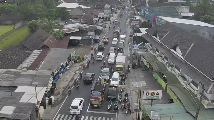 jelang-pulang-kerja-kondisi-lalu-lintas-simpang-wiyoro-terpantau-ramai-lancar_20180515_153835.jpg