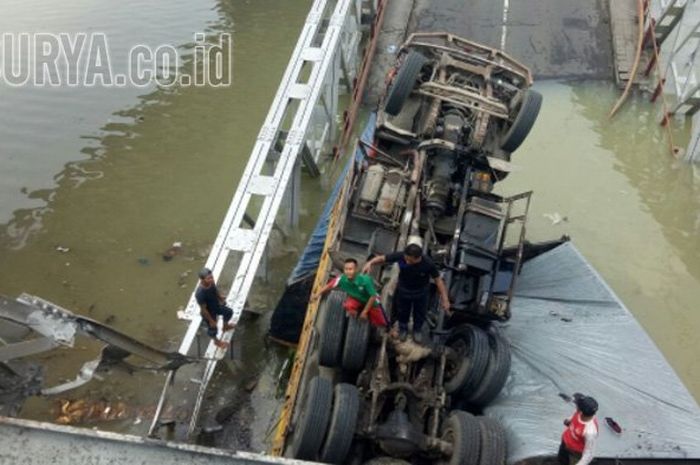 jembatan-ambruk-di-tuban-jatim_20180417_150358.jpg