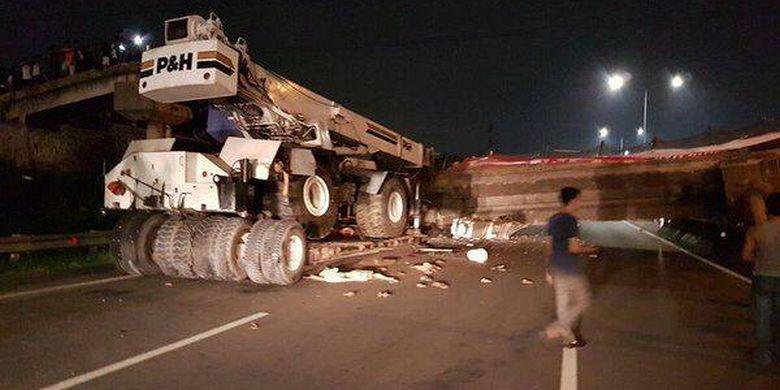 Jembatan Penyeberangan di Tol BSD Ambruk Ditabrak Truk Crane