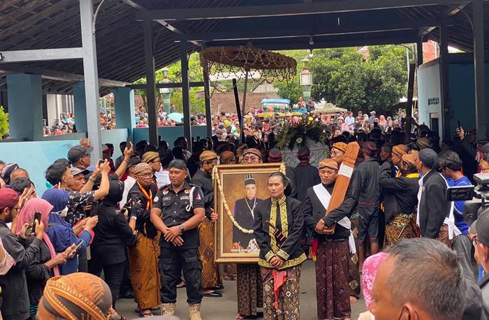 Jenazah PB XIII Tiba di Makam Raja-Raja Imogiri,  Disalatkan Lalu Akan Dibawa Menuju Area Pemakaman