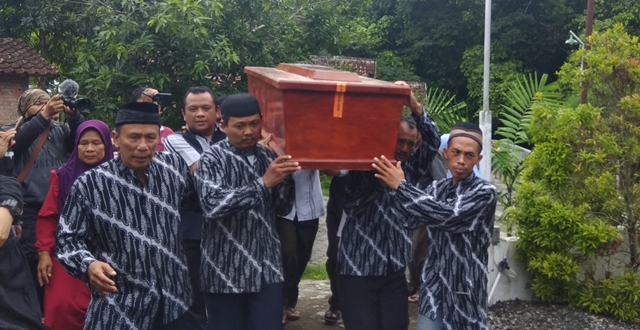 jenazah-andi-seventeen-tiba-di-rumah-duka.jpg