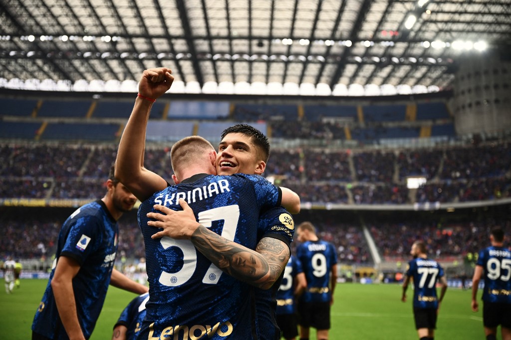 joaquin-correa-dan-milan-skriniar-di-liga-italia-serie-a-antara-inter-milan-vs-udinese.jpg