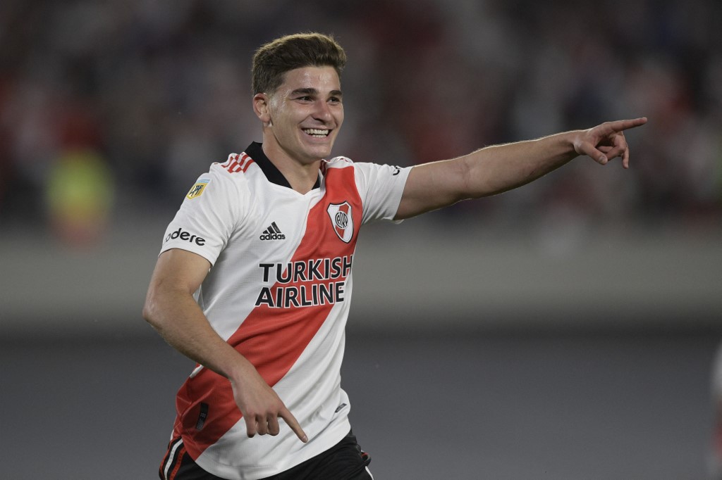 julian-alvarez-merayakan-gol-di-liga-argentina-antara-river-plate-vs-argentinos-juniors.jpg