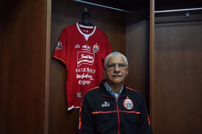 kabar-pemecatan-edson-tavares-hanya-via-whatsapp-ini-bantahan-persija-jakarta.jpg