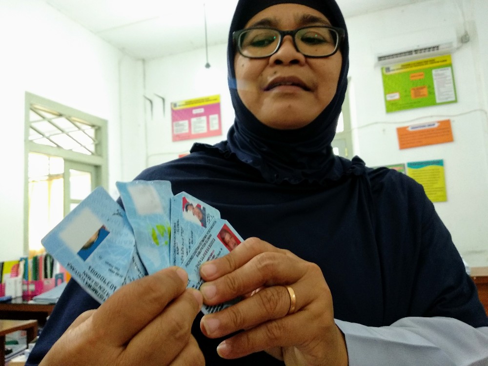 kabid-pelayanan-pendaftaran-penduduk-disdukcapil-sleman-endang-mulatsih-menunjukkan-blangko-e-ktp.jpg
