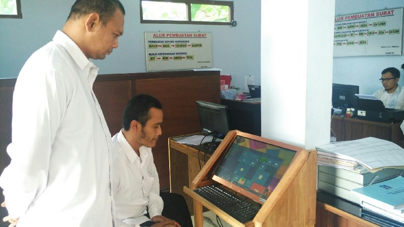 kades-triharjo-menunjukkan-kinerja-lcd-layar-sentuh-untuk-pelayanan-masyarakat_20170816_180806.jpg