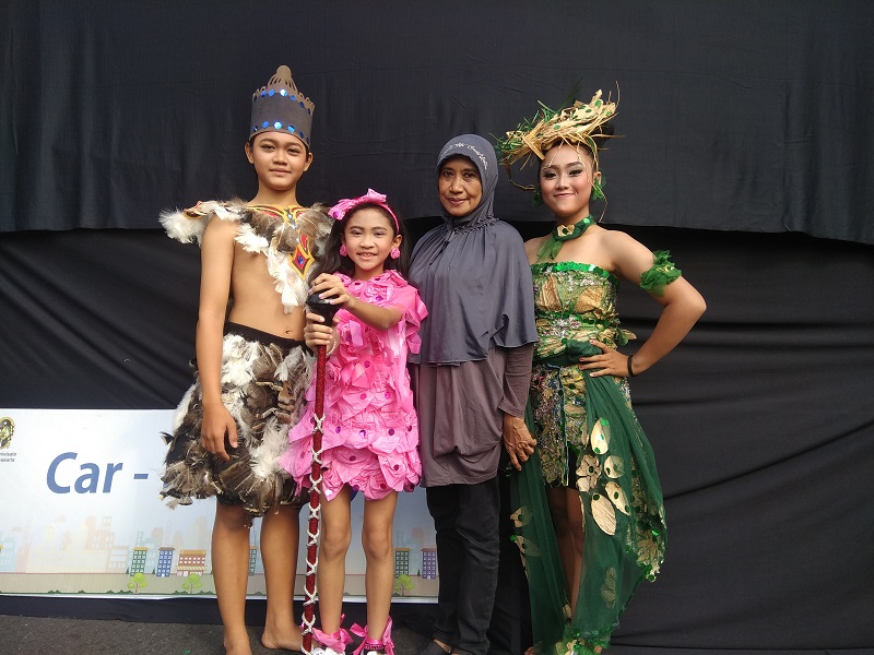 kampanyekan-peduli-lingkungan-wiwiek-sulap-limbah-sampah-jadi-pakaian-mewah_20180715_125432.jpg
