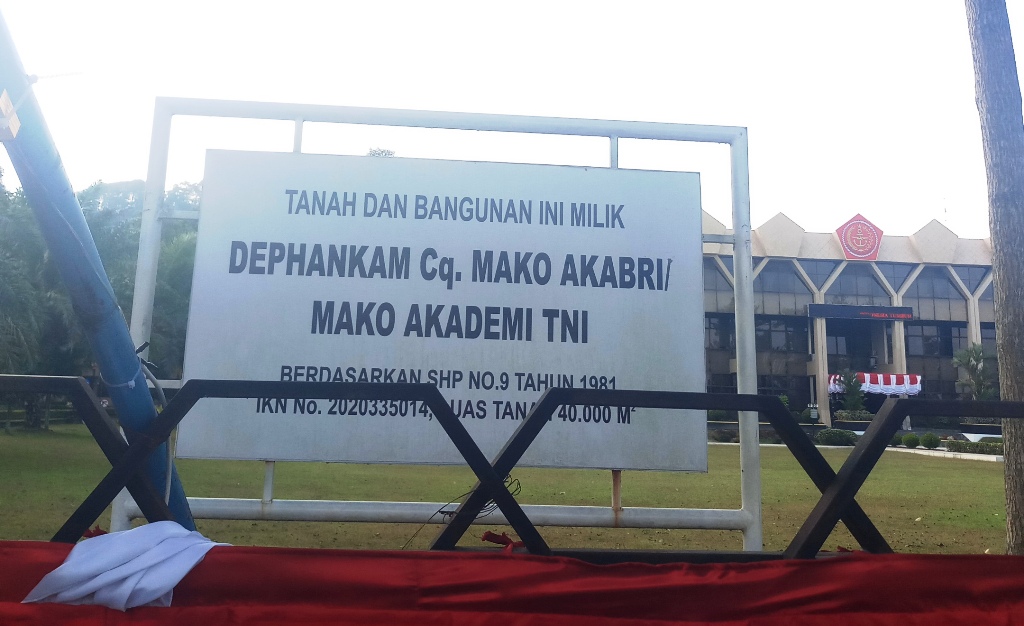 kantor-pemkot-magelang-dipasangi-logo-tni-walkot-sebutpertanda-tanah-masih-jadi-polemik.jpg