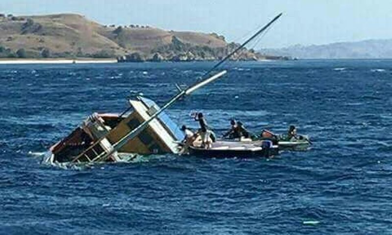 kapal-tenggelam-di-labuan-bajo_3007_20170730_192718.jpg