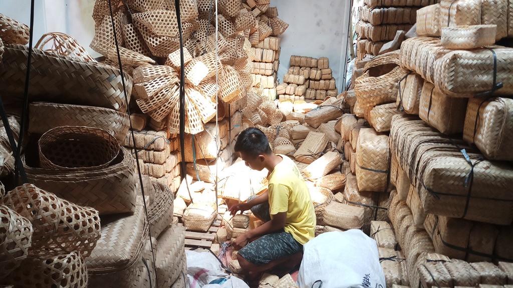 karyawan-sedang-mempersiapkan-pesanan-besek-yang-siap-dikirim-ke-pelanggan.jpg
