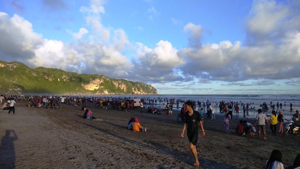kawasan-pantai-parangtritis-dipadati-oleh-wisatawan-saat-momen-padusan.jpg