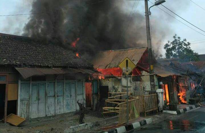 kebakaran-di-sejumlah-bangunan-rumah-yang-beralamatkan-di-patehan-lor-kraton-yogyakarta2_20170913_095700.jpg