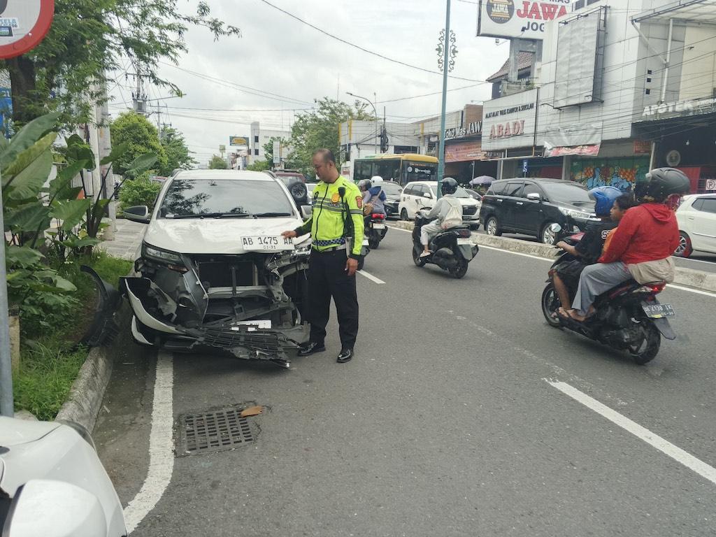 kecelakaan-motor-dan-mobil-di-tugu-jogja.jpg