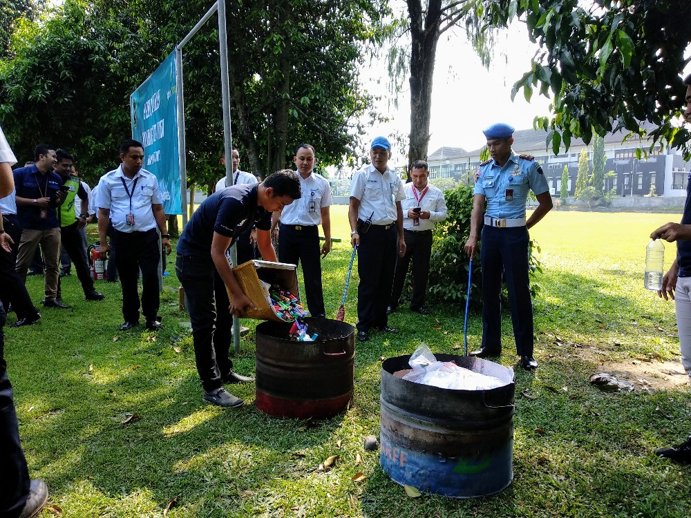 kegiatan-pemusnahan-barang-yang-terlarang-untuk-dibawa-di-pesawat-terbang.jpg