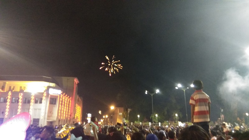 kembang-api-meriahkan-pergantian-tahun-baru-di-titik-nol-kilometer-yogyakarta.jpg