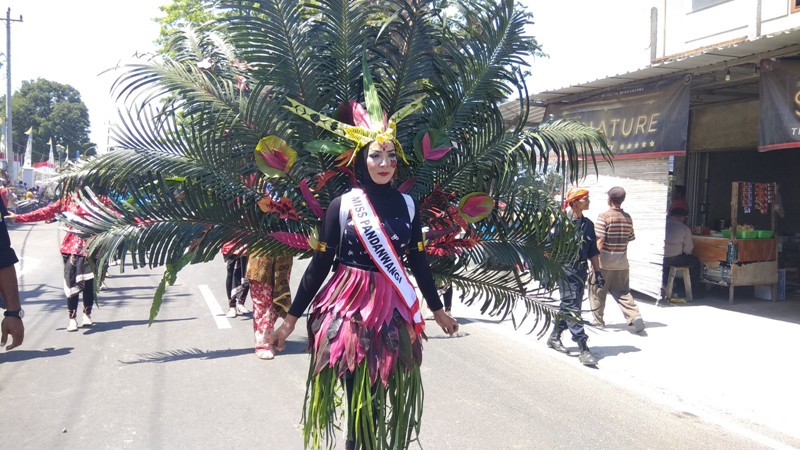 kemeriahan-lomba-karnaval-dan-mobil-hias-di-bantul-kecamatan-sanden-tampilkan-miss-pandanwangi.jpg
