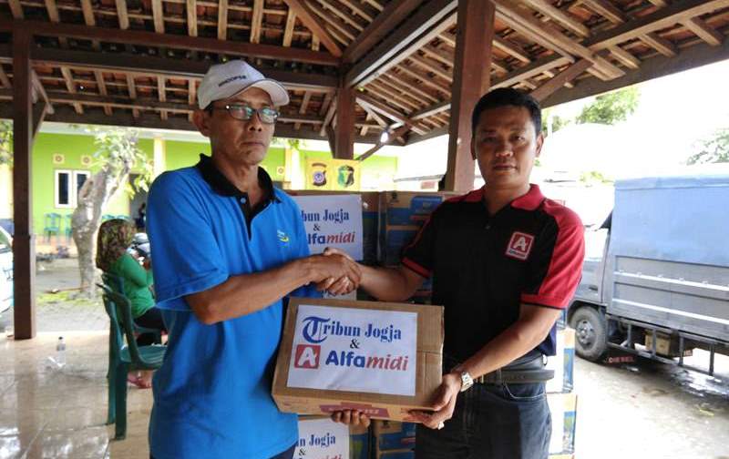 Peduli Bencana, Alfamidi Sumbang Puluhan Dus Makanan Instan ke Pengungsi Banjir Kebonagung