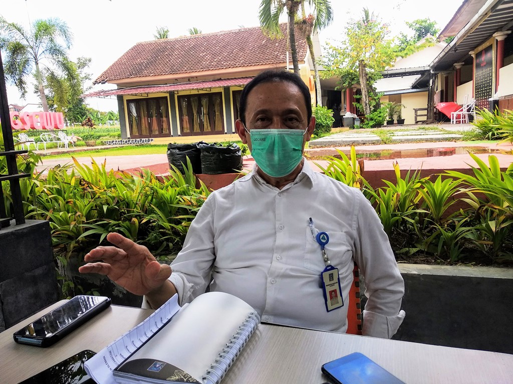 kepala-dinas-kesehatan-kabupaten-sleman-joko-hastaryo-memberikan-keterangan.jpg