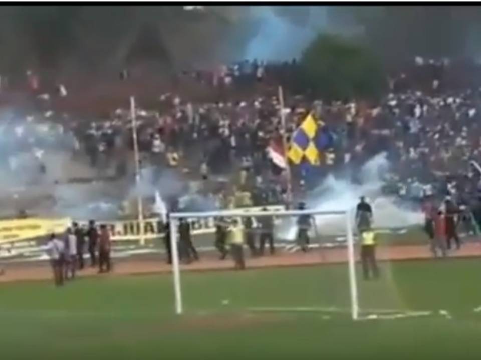 kerusuhan-cilegon-united-vs-pss-slema_20171006_195820.jpg