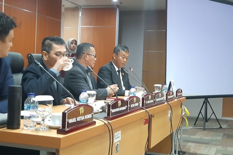 ketua-dprd-dki-jakarta-prasetyo-edi-gebrak-meja-saat-cecar-kadisbud-soal-penyelenggaraan-formula-e.jpg