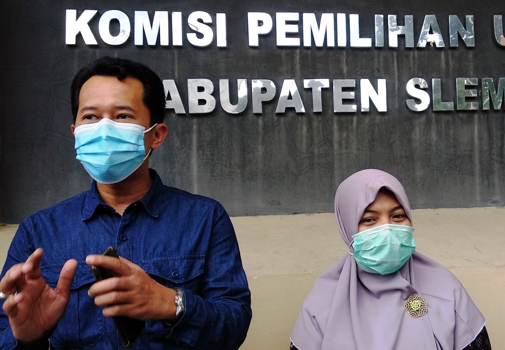 ketua-kpu-sleman-trapsi-haryadi-kiri-memberikan-keterangan-pada-media.jpg