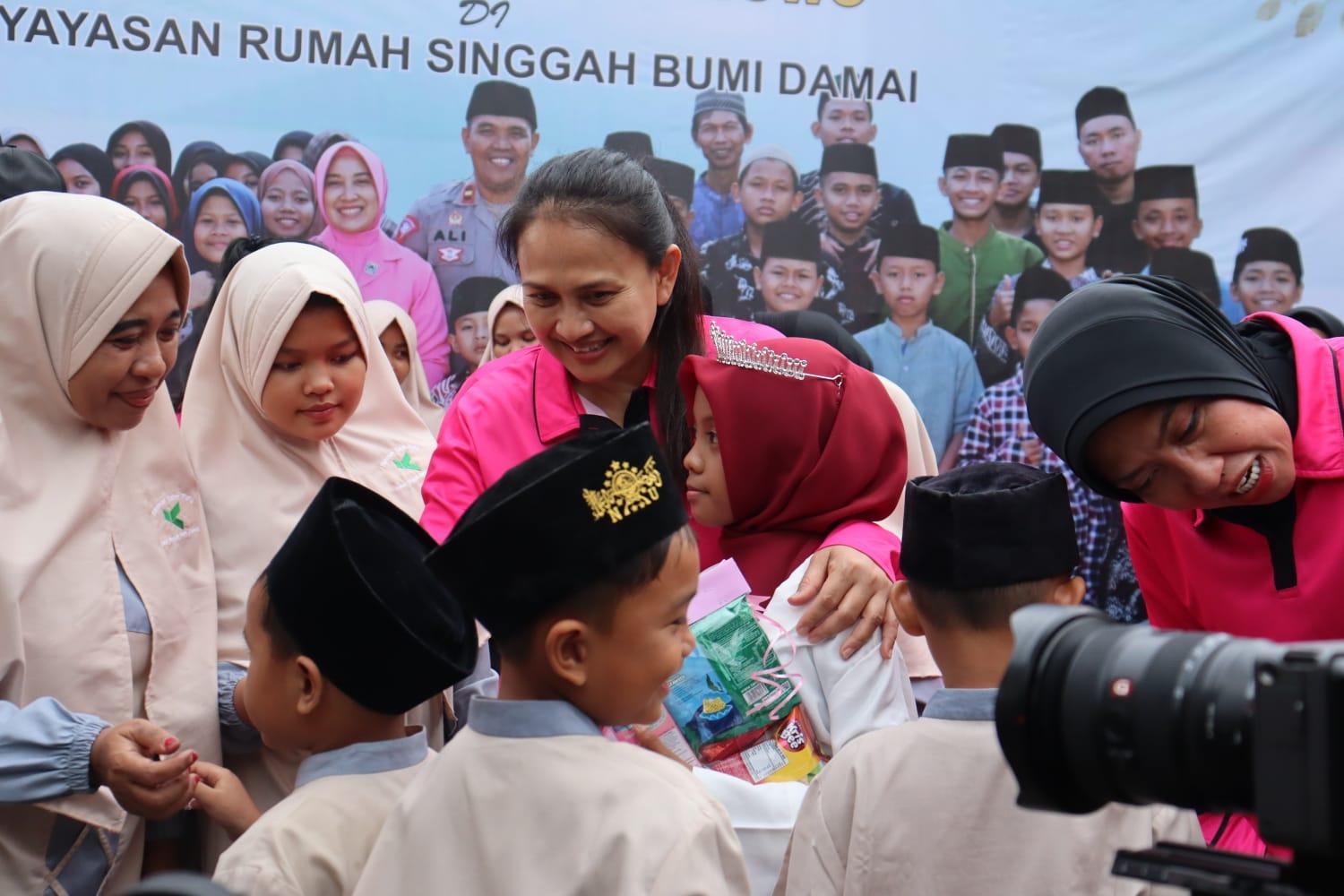 Ketua Umum Bhayangkari Juliati Sigit Prabowo Laksanakan Bakti Sosial di DIY