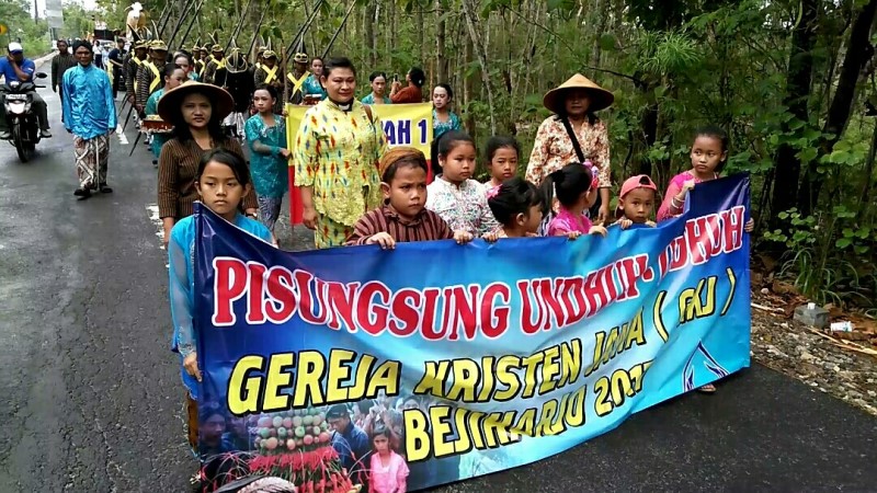 kirab-gunungan-kasih-di-alun-alun-bejiharjo1_20170709_152035.jpg