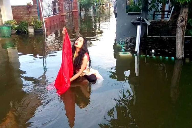 Kisah Ibu Muda di Demak Menari di Genangan Air Karena Prihatin Banjir Rob yang Terjang Desanya