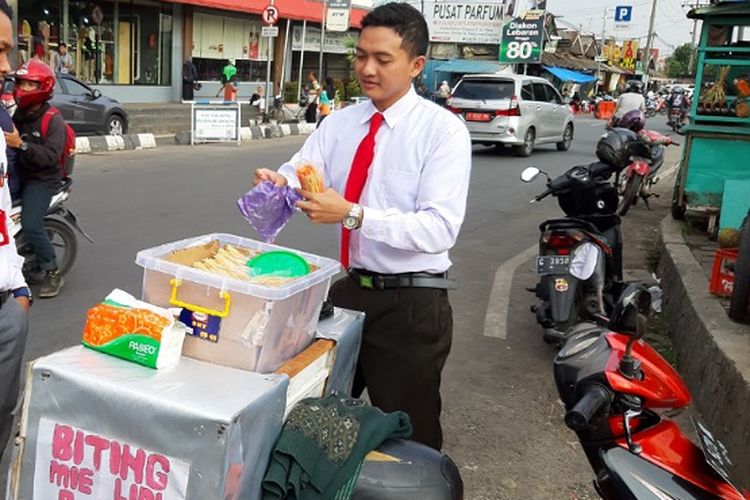 kisah-reno-penjual-mi-lidi-berdasi-di-pekalongan.jpg