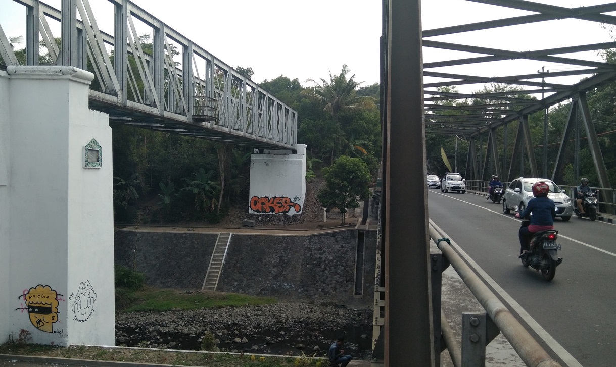 kondisi-di-salah-satu-bagian-jembatan-pangukan-yang-dikotori-oleh-aksi-vandalisme.jpg