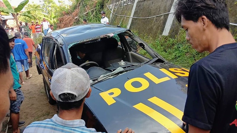kondisi-mobil-patroli-polsek-gedangsari-yang-ringsek-setelah-jatuh-ke-jurang-sedalam-12-meter.jpg