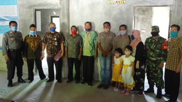 kronologi-viral-video-mbah-slamet-warga-pati-yang-diseret-dari-mushola-begini-endingnya.jpg