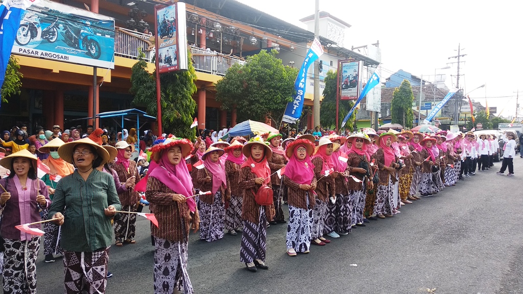 kumpulan-kepala-sekolah-saat-mengikuti-karnaval-pesona-budaya-sekolah.jpg