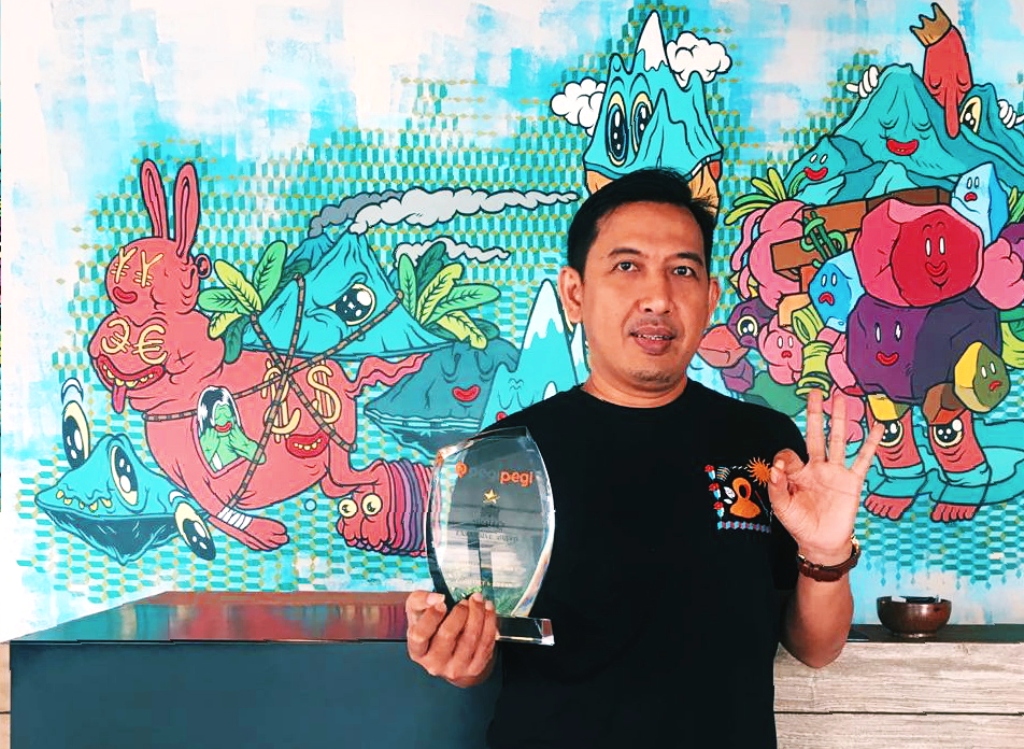 kusnadi-general-manager-artotel-yogyakarta-saat-menunjukkan-penghargaan-exclusive-award.jpg
