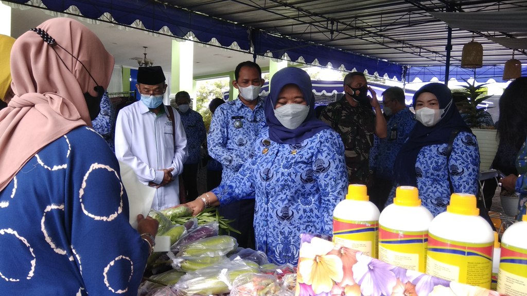 kustini-sri-purnomo-saat-berkeliling-meninjau-stand-gelaran-gebyar.jpg