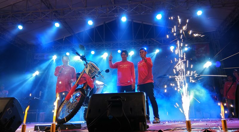 launching-crf150l-di-gelora-goentoer-darjono-sabtu-malam_20171223_233918.jpg