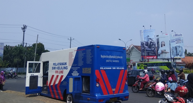 layanan-bus-sim-keliling-di-bundaran-ugm_20180908_083752.jpg