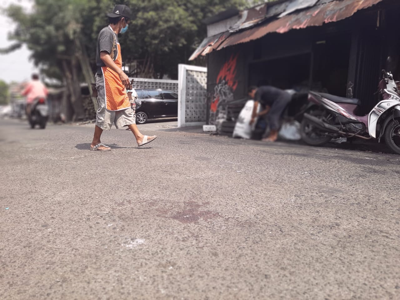 lokasi-korban-berinisial-dw-terkapar-seusai-dikeoyok-oleh-sejumlah-orang-kamis-362021.jpg