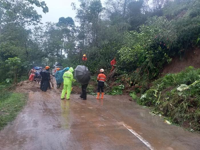 longsor-di-jalur-Magelang-Boyolalo-Sawangan.jpg