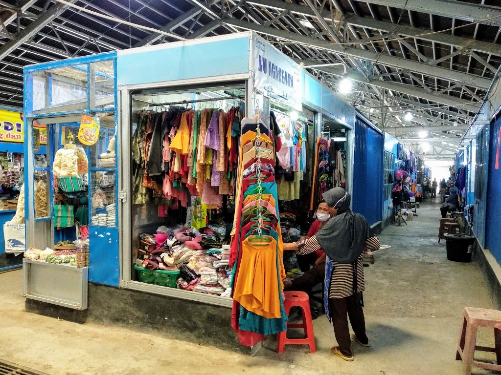 los-pakaian-milik-ngadenan-59-di-dalam-pasar-ngawu-playen-gunungkidul.jpg